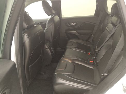 Used 2019 Jeep Cherokee Latitude Plus FWD image 18