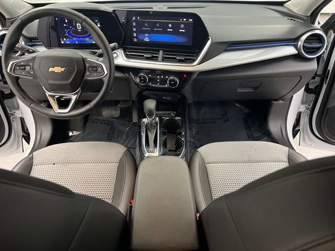 Used 2025 Chevrolet Trax LT w/ LT Convenience Package FWD image 34