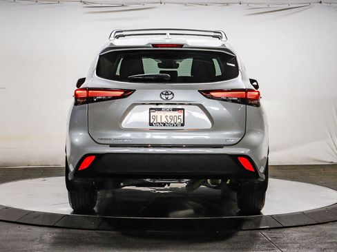 Certified 2024 Toyota Highlander XLE FWD image 3