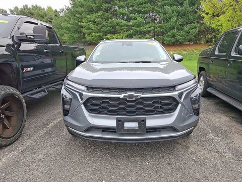 Used 2025 Chevrolet Trax LT image 2