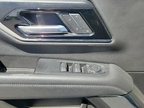 Used 2025 GMC Yukon XL Denali AWD/4WD image 12