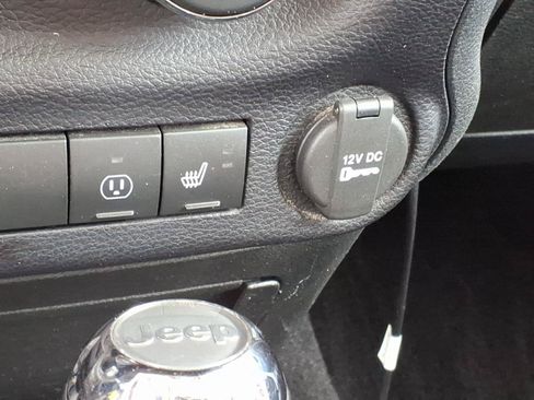 Used 2016 Jeep Wrangler Rubicon w/ Power Convenience Group AWD/4WD image 19