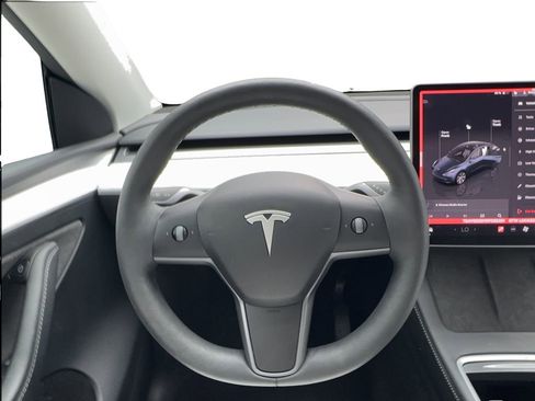 Used 2024 Tesla Model Y 2WD image 35