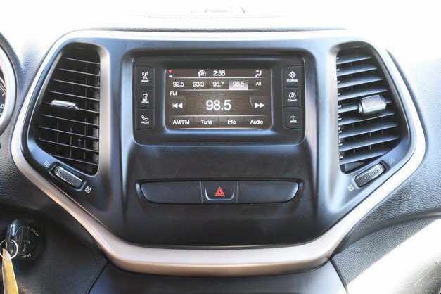 Used 2017 Jeep Cherokee Sport AWD/4WD image 19