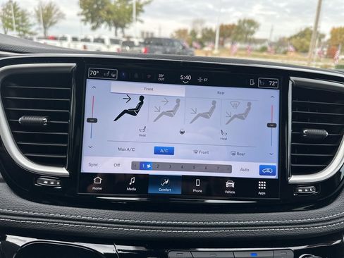 New 2026 Chrysler Pacifica Select image 4