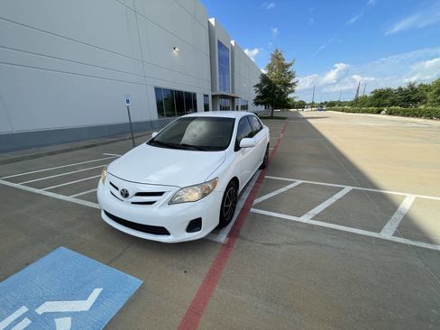 Used 2012 Toyota Corolla LE FWD image 3