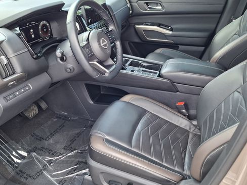Used 2023 Nissan Pathfinder Platinum w/ Lighting Package (N93) FWD image 9