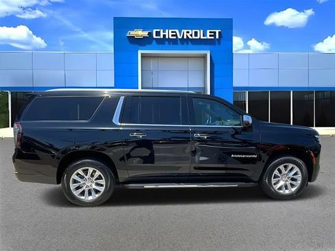 Used 2025 Chevrolet Suburban Premier RWD image 2