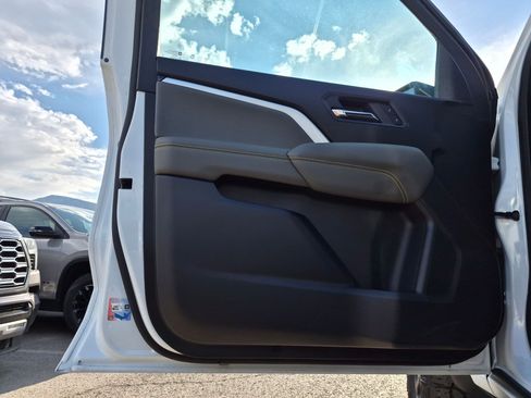 Used 2024 Chevrolet Colorado ZR2 w/ Technology Package AWD/4WD image 12