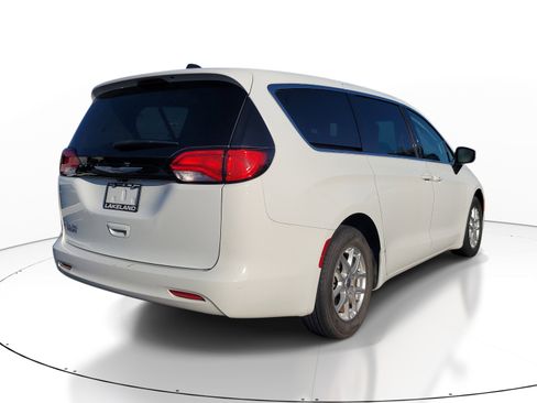 Used 2023 Chrysler Voyager LX FWD image 4