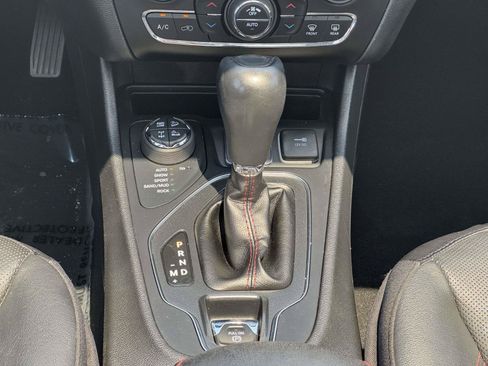 Used 2019 Jeep Cherokee Trailhawk AWD/4WD image 26