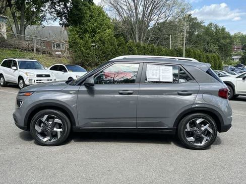 Used 2021 Hyundai Venue SEL w/ Premium Package FWD image 2