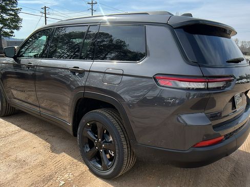 New 2025 Jeep Grand Cherokee L Altitude image 10