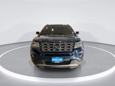 Used 2017 Ford Explorer XLT image 3