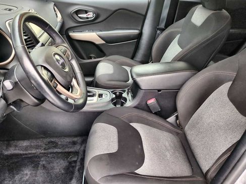 Used 2018 Jeep Cherokee Latitude w/ Cold Weather Group image 16