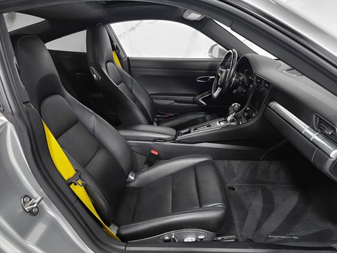 Used 2019 Porsche 911 Carrera RWD image 2