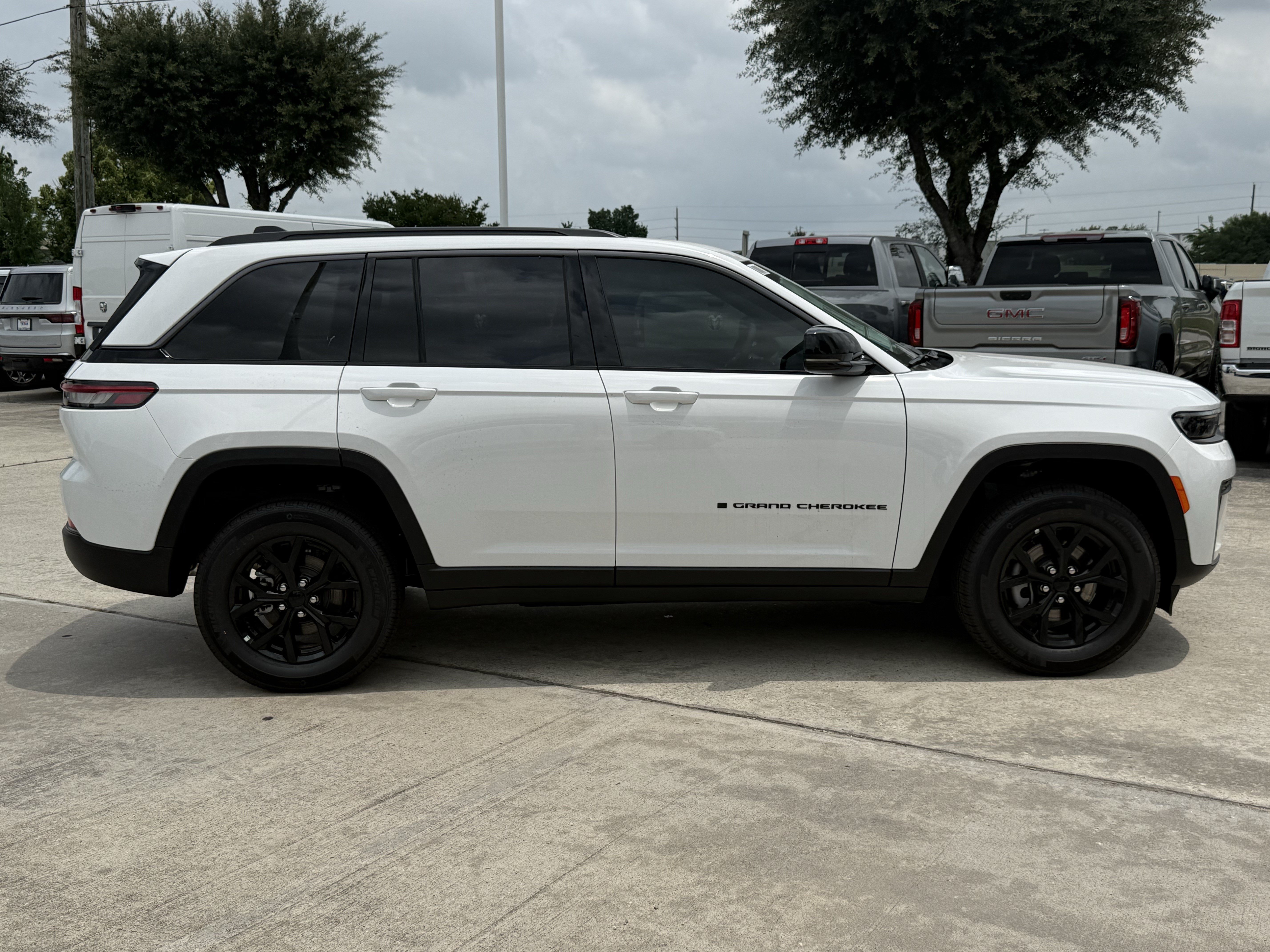 New 2026 Jeep Grand Cherokee Altitude RWD image 3