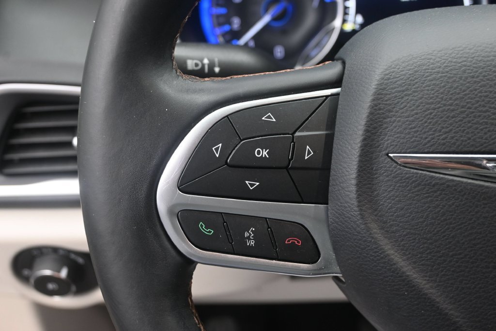 Used 2017 Chrysler Pacifica Touring-L Plus FWD image 32