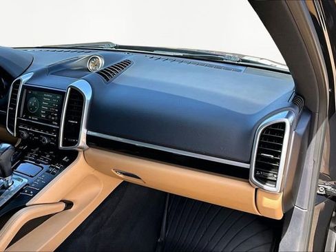 Used 2016 Porsche Cayenne image 16