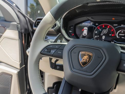 Used 2026 Lamborghini Urus SE AWD/4WD image 72