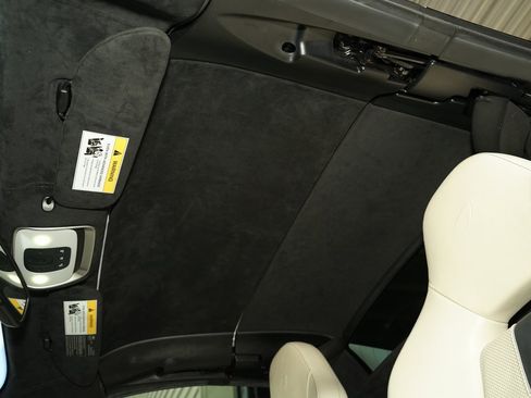 Used 2019 McLaren 570S Spider image 21