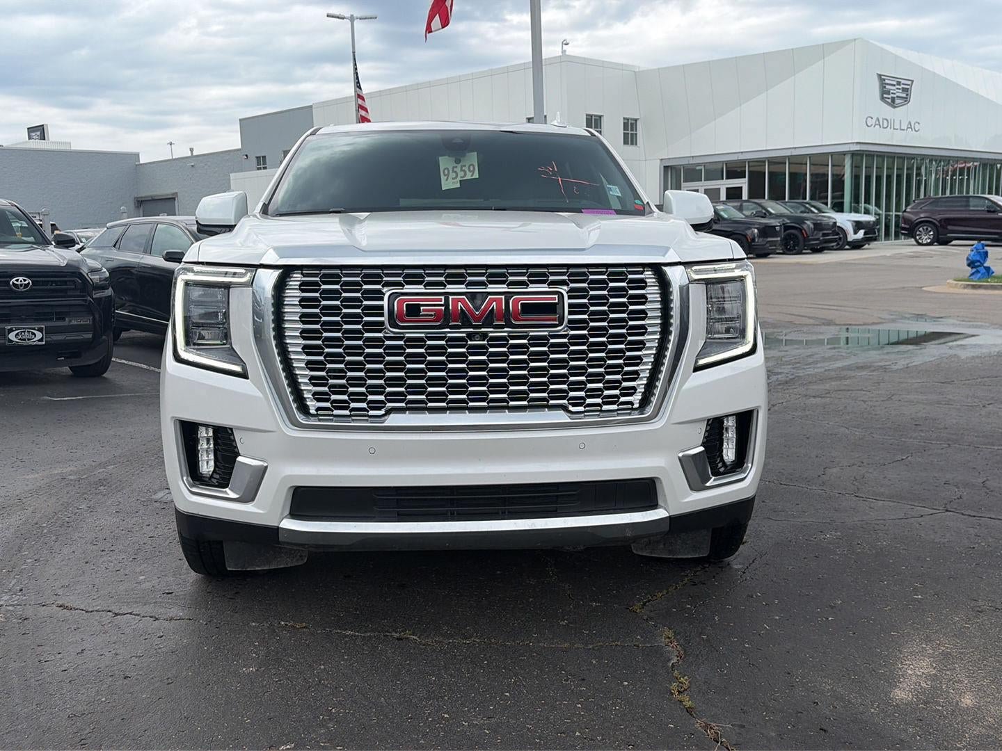 Used 2021 GMC Yukon XL Denali w/ Denali Premium Package AWD/4WD image 7