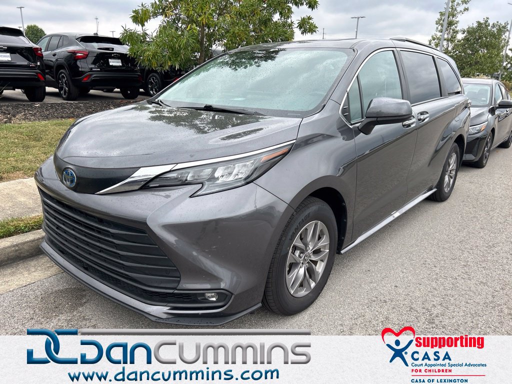 Used 2025 Toyota Sienna XLE FWD image 1