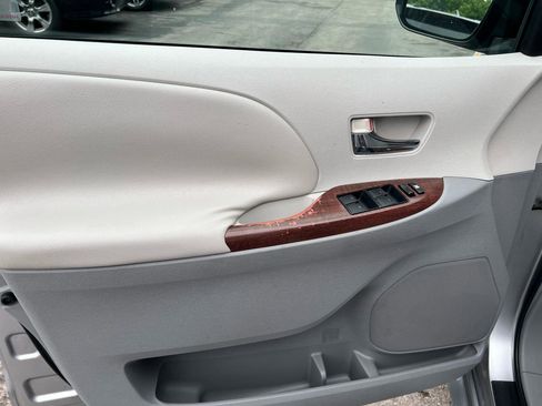Used 2011 Toyota Sienna XLE w/ Entertainment Pkg FWD image 10