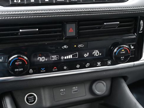 Used 2023 Nissan Rogue SL w/ SL Premium Package image 32