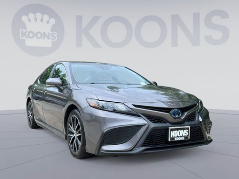 Used 2024 Toyota Camry SE w/ Cold Weather Package FWD image 18