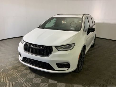 Used 2023 Chrysler Pacifica Limited w/ Uconnect Theater Family Group AWD/4WD image 3