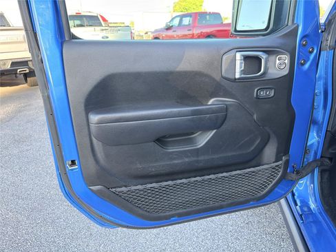 Used 2025 Jeep Wrangler Unlimited Rubicon AWD/4WD image 9