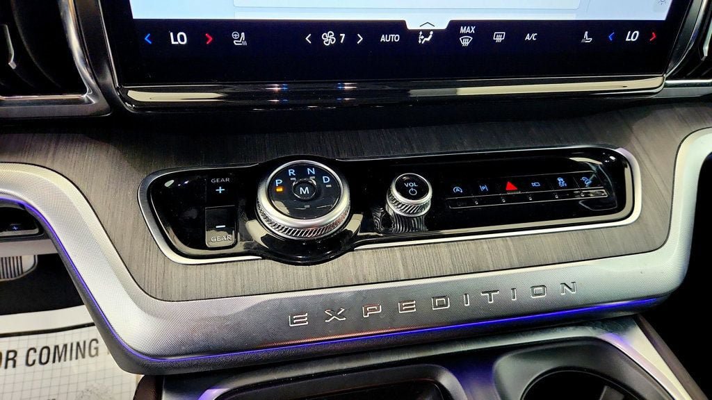 Used 2025 Ford Expedition Max Platinum w/ Platinum Ultimate Package AWD/4WD image 17
