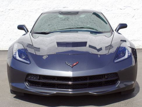 Used 2017 Chevrolet Corvette Stingray Coupe RWD image 2