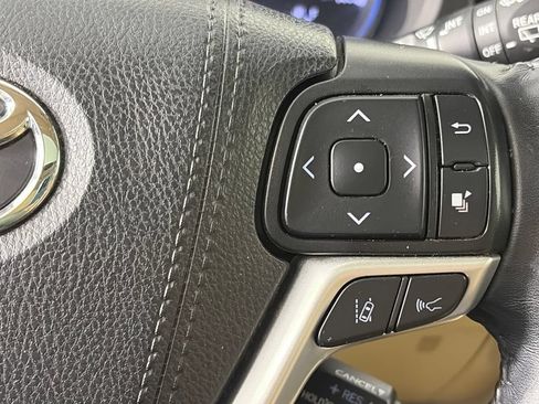 Used 2019 Toyota Highlander XLE AWD/4WD image 18