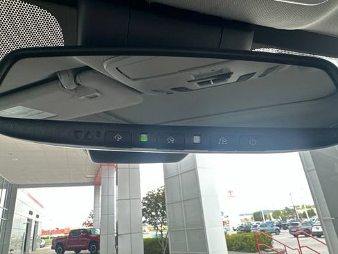 Certified 2025 Toyota Sienna XLE FWD image 38