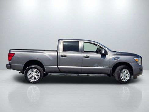 Used 2022 Nissan Titan SV image 3