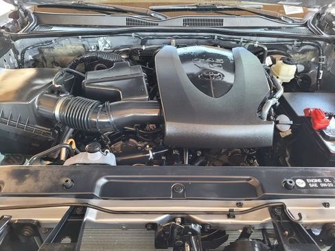 Certified 2018 Toyota Tacoma SR w/ SR Convenience Package AWD/4WD image 34