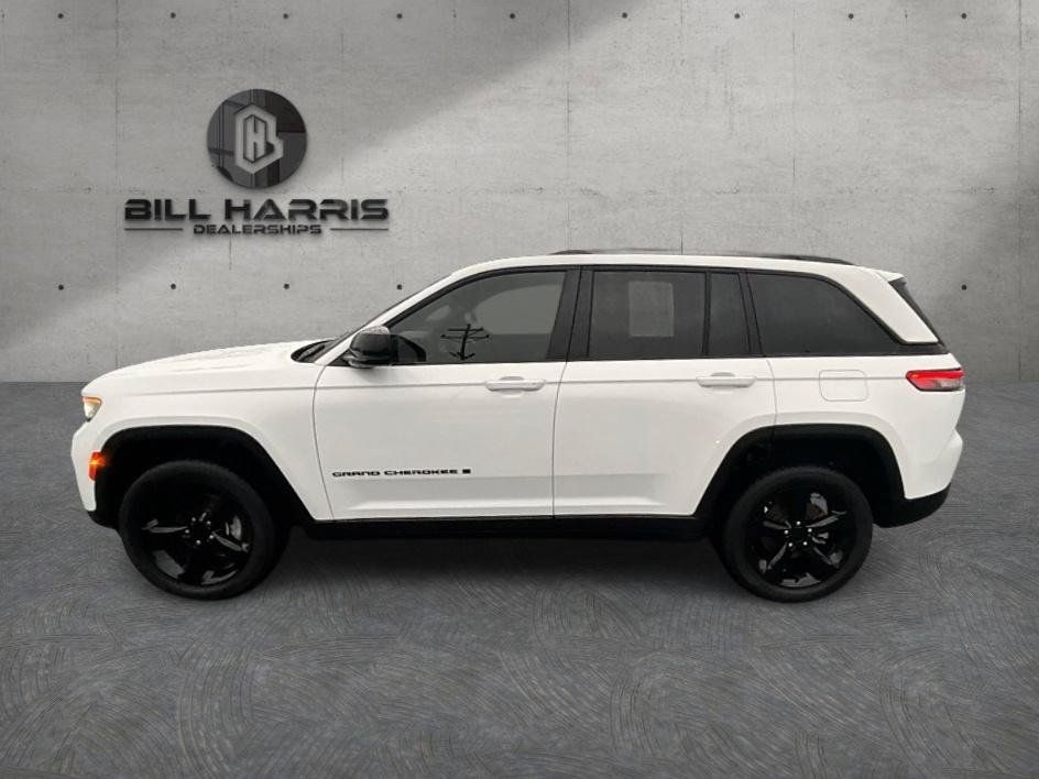 Used 2023 Jeep Grand Cherokee Altitude AWD/4WD image 9