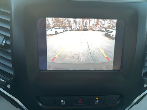 Used 2021 Jeep Cherokee Latitude Plus w/ Security Package image 28