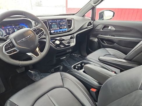 Used 2025 Chrysler Pacifica Select image 29