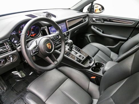 Certified 2025 Porsche Macan AWD/4WD image 4