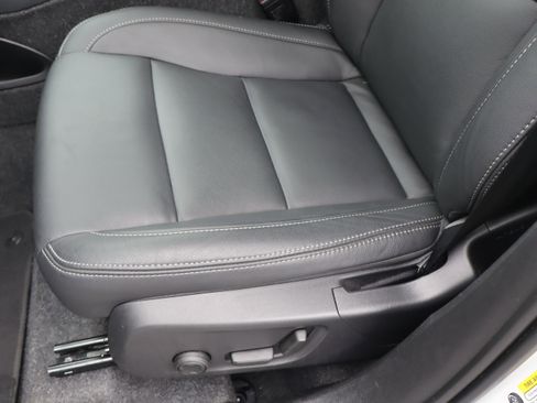 Used 2025 Volvo XC40 B5 Core image 17