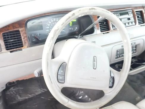 Used 1998 Lincoln Town Car Executive RWD image 3