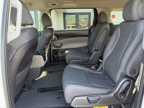 New 2026 Kia Carnival LX FWD image 18