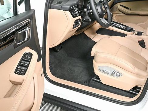 Certified 2026 Porsche Macan image 8