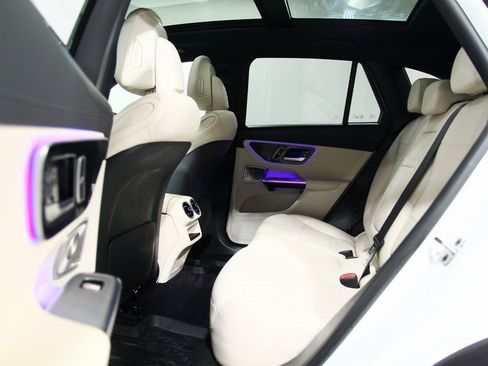 Used 2025 Mercedes-Benz GLC 300 4MATIC image 28