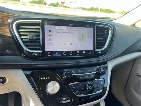 Used 2021 Chrysler Pacifica Limited w/ Uconnect Theater Family Group image 18