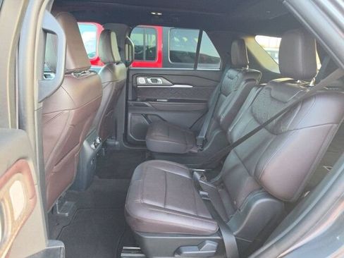 Used 2025 Ford Explorer Platinum w/ LUX Leather Package AWD/4WD image 8