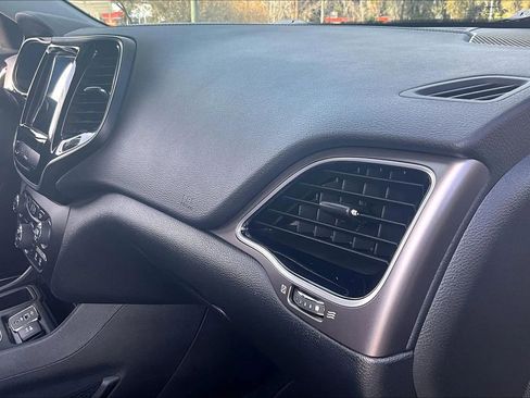 Used 2019 Jeep Cherokee Limited image 16